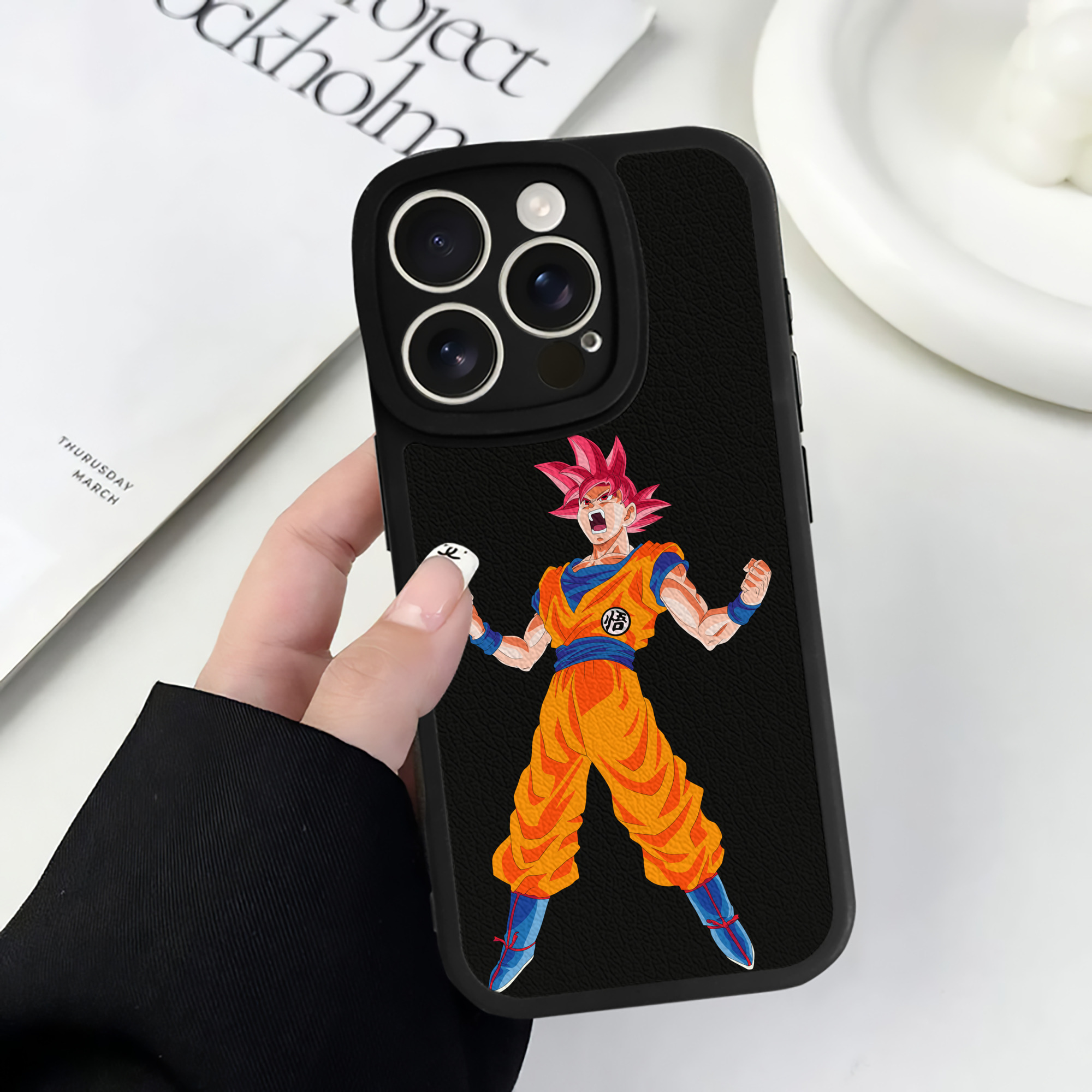 （画像用） ドラゴンボール 孫悟空（そん ごくう）Son Goku カカロット DRAGON BALL Kakarotto 【iPhone 16シリーズ対応】シリコンスマホケース（レザー調） 材質：シリコン